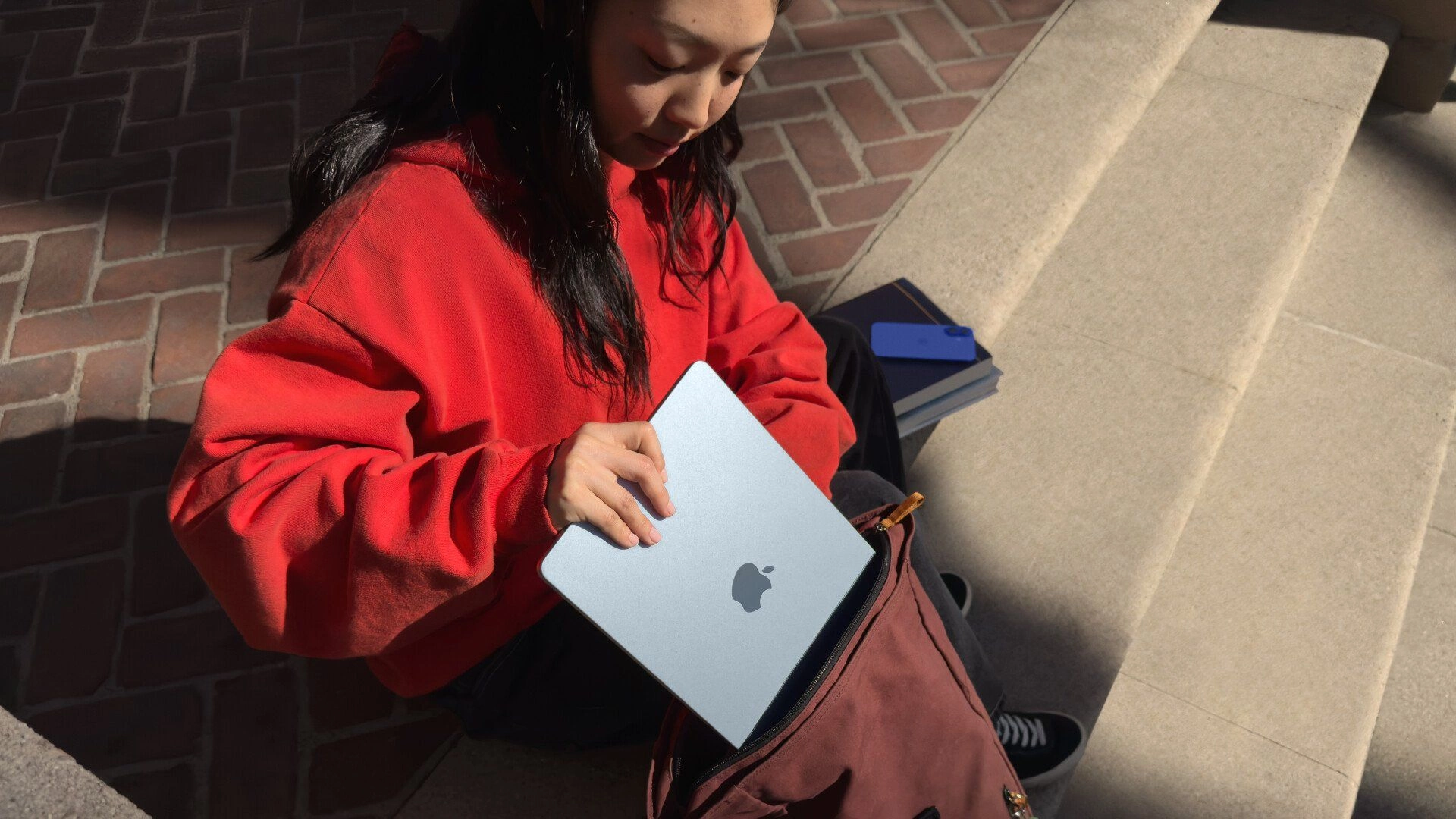 Apple macbook air lifestyle on the go 250305