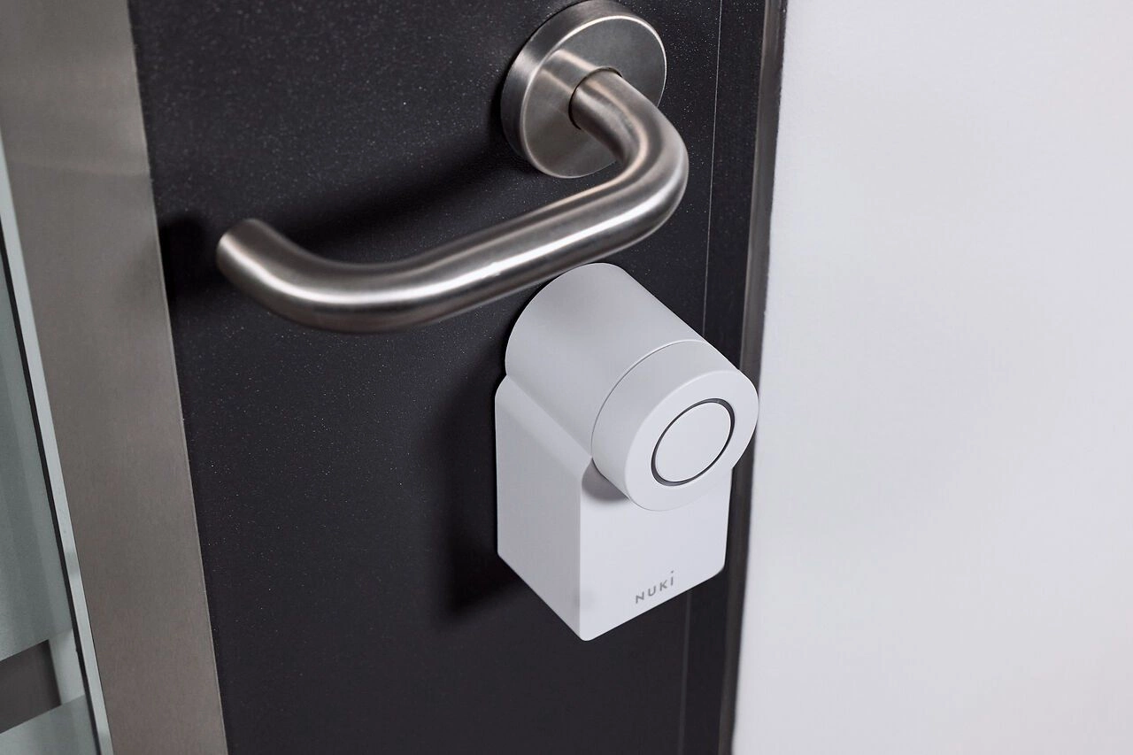 Nuki Smart Lock Go mounted on door