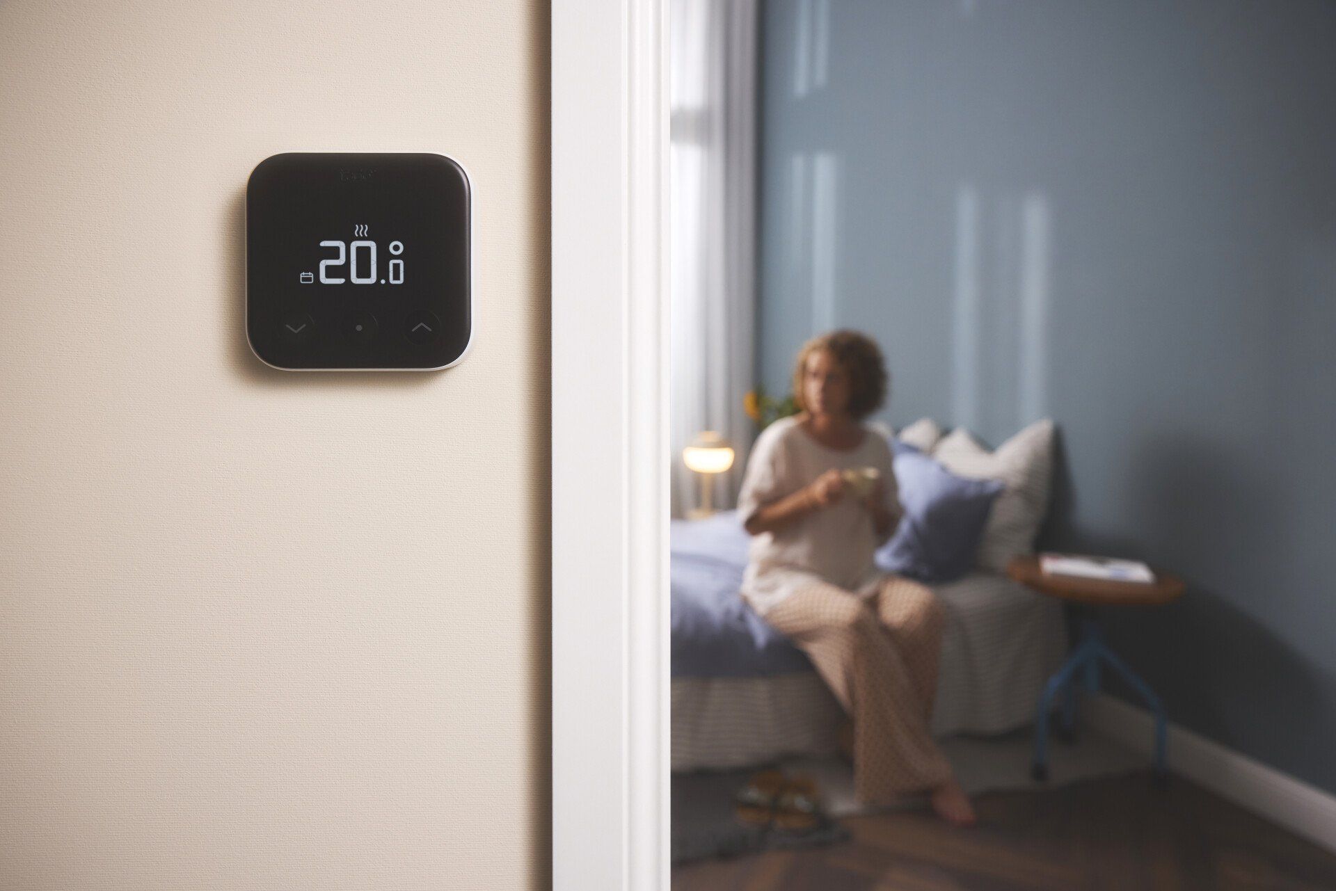 Smart thermostat x lifestyle bedroom 4000x2668 0959 00